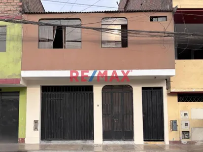 En Venta Casa De 2 Pisos Con Estructura Para 3 + Azotea – Ubicación Estratégica, Ambientes Renovados – Gran Potencial Familiar O Comercial.