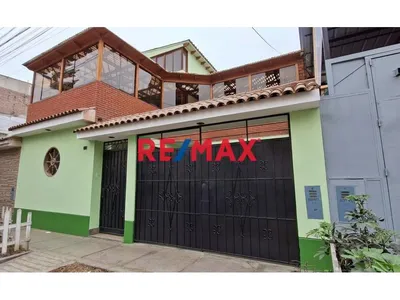Se Vende Amplia Casa De 3 Pisos Frente A Parque - Ate