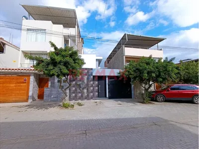 🔰Moderna Casa De Estreno En Venta 📌Miraflores Boulevard Park 1Era Etapa Cuadrante Q1 📐141 M² A.T. 🧱 163 M² A.C.