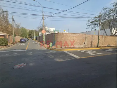 Terreno Urbano En Esquina Del Parral Con Jr Los Alamos Surco.