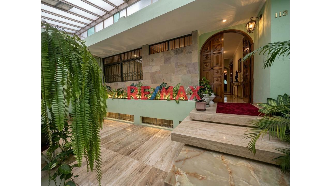 Venta De Casa Con Piscina, Sauna Y 4 Estacionamientos En San Borja