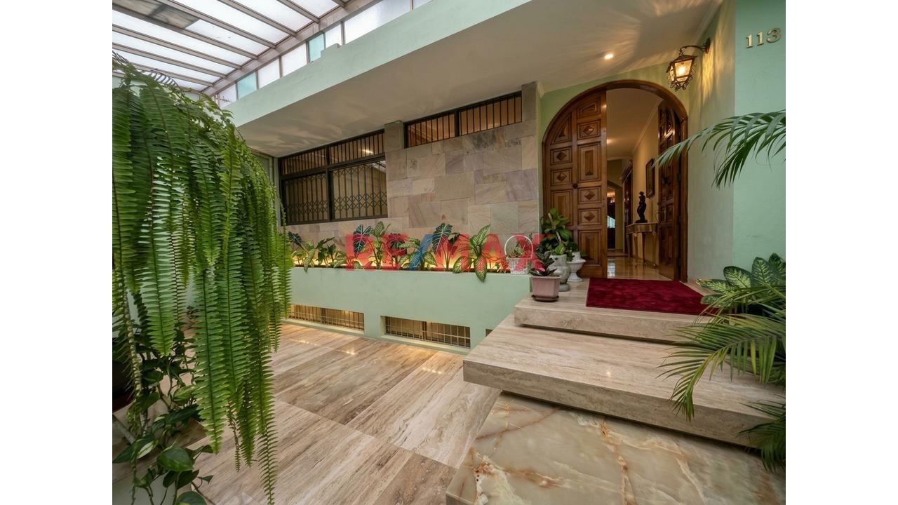 Venta De Casa Con Piscina, Sauna Y 4 Estacionamientos En San Borja