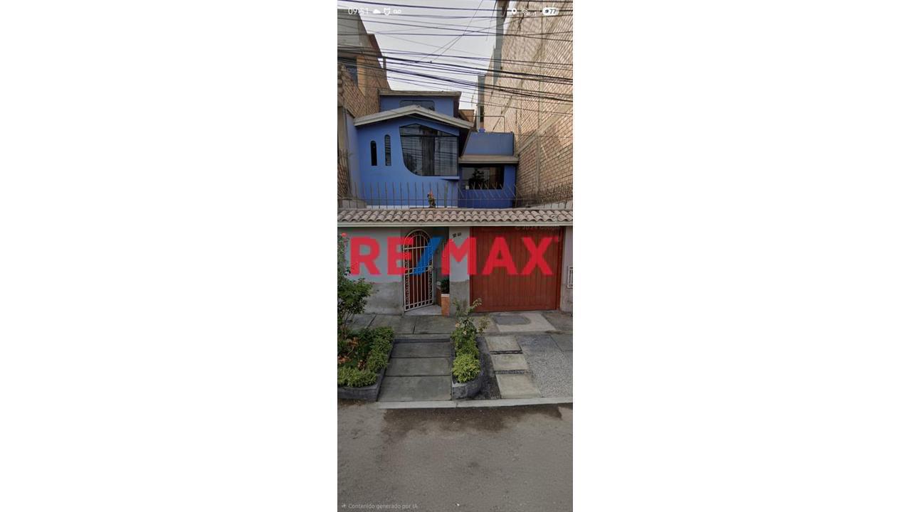 Se Vende Casa Frente A Parque De 3 Pisos + Azotea + Cochera + Jardin