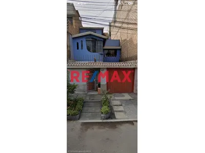 Se Vende Casa Frente A Parque De 3 Pisos + Azotea + Cochera + Jardin