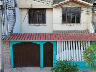 Venta De Casa En Urb.San Ramón - Dos Pisos Más Azotea
