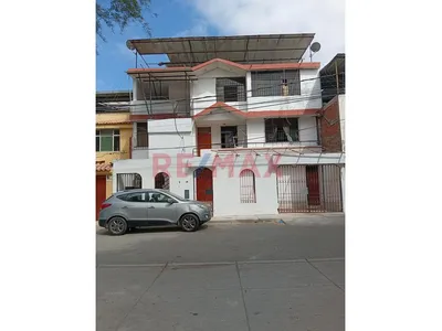 Se Vende Propiedad En Urb. Miraflores Calle Las Carolinas Mz. H1 Lote 8 Que Consta De 5 Dptos. Con Partidas Independientes.