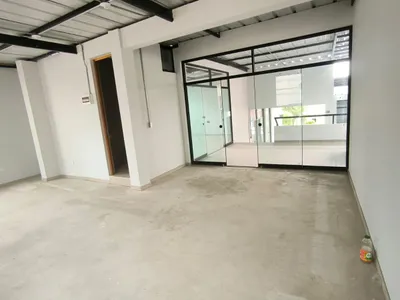 Alquiler De Oficina De Estreno Con Baño