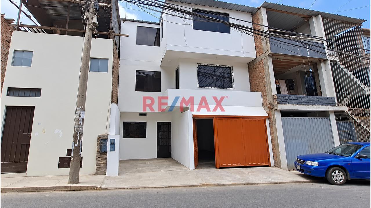 Se Vende Bonita Casa De 3 Pisos Cerca A La Av. Velazco Con Pastor Sevilla