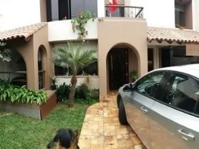 Venta de Casa en Santiago de Surco - Lima 4 Dormitorios 