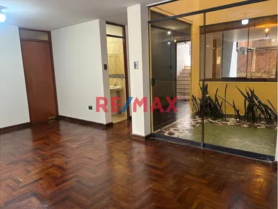 🏡Departamento Amplio, Comodo, Con Cochera Y Excelente Ubicacion En Cayma Baja🏡