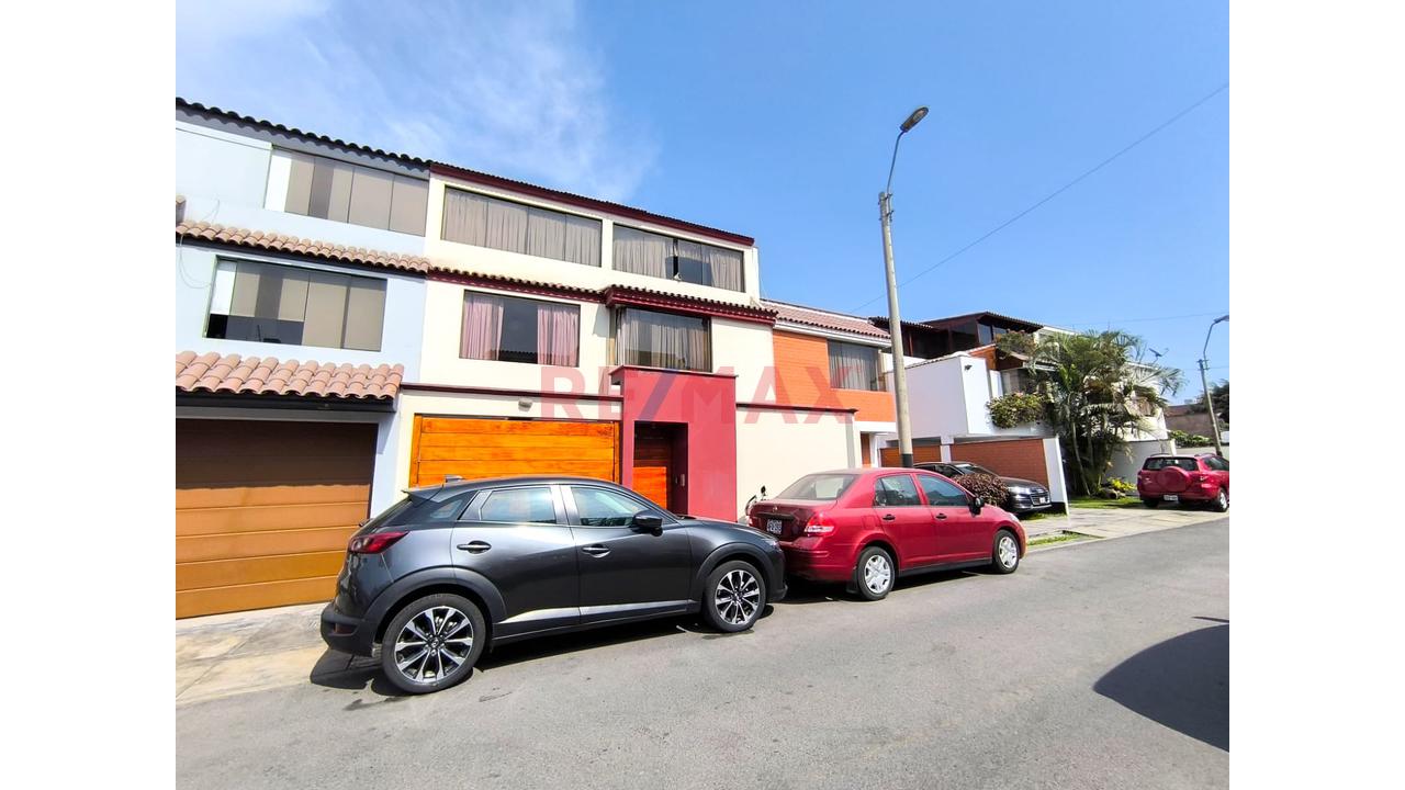 Venta De Casa De 4 Piso En Santiago De Surco De 149M2 Con Cochera