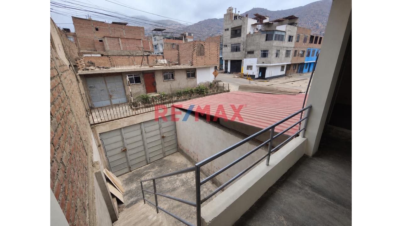 Casa Como Terreno En Venta En Ate | 163.20 M² En Av. Los Rosales | Usd 107,000