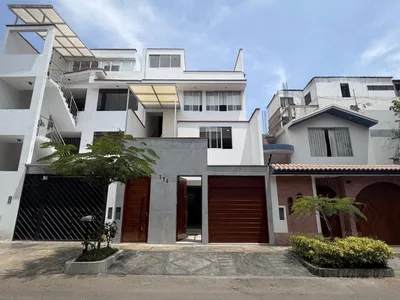 Venta de Casa en Santiago de Surco - Lima 8 Dormitorios