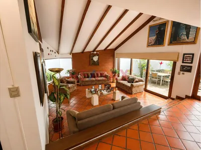 Hermosa Casa En Venta De 334M² Frente A Parque – Ubicación Privilegiada En Surco