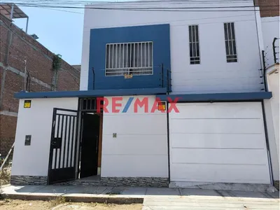 Casa En Venta Con Cochera - Urb. Las Palmas