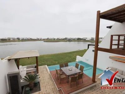 Venta de Casa de Playa en San Antonio - Cañete 4 Dormitorios
