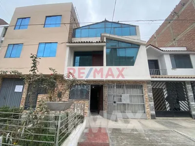 Vendo Casa De 3 Pisos Mas Azotea  En Zona Residencial Brisas De Oquendo Callao