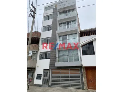 Venta De Departamento En 5To Piso Con Cochera - Escalera