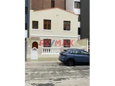 Alquiler De Casa Para Vivienda U Oficina, A Pocos Metros De La Av. Brasil  Y De La Municipalidad