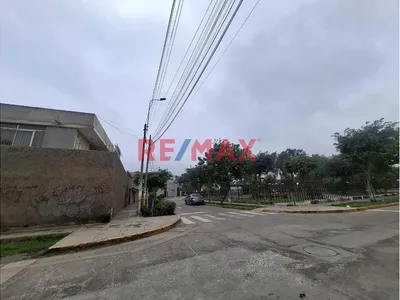 Venta De Casa Como Terreno En Esquina Frente A Parque Urb. Ceres - Ate