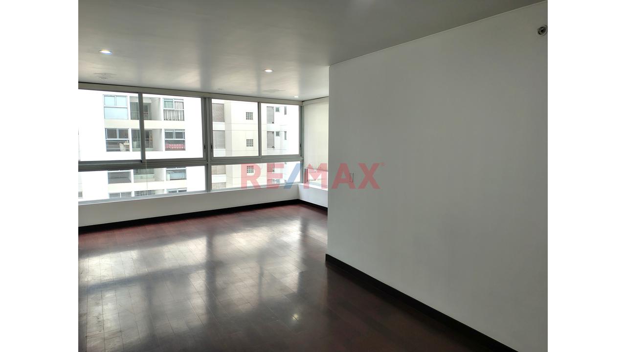Se Alquila Amplio Departamento + Estacionamiento – Condominio Moon