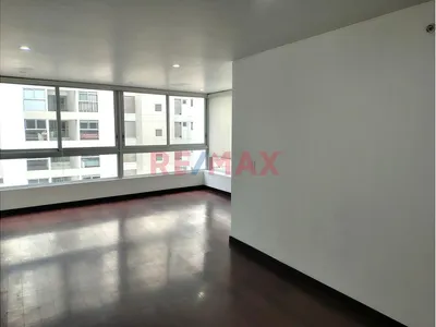 Se Alquila Amplio Departamento + Estacionamiento – Condominio Moon