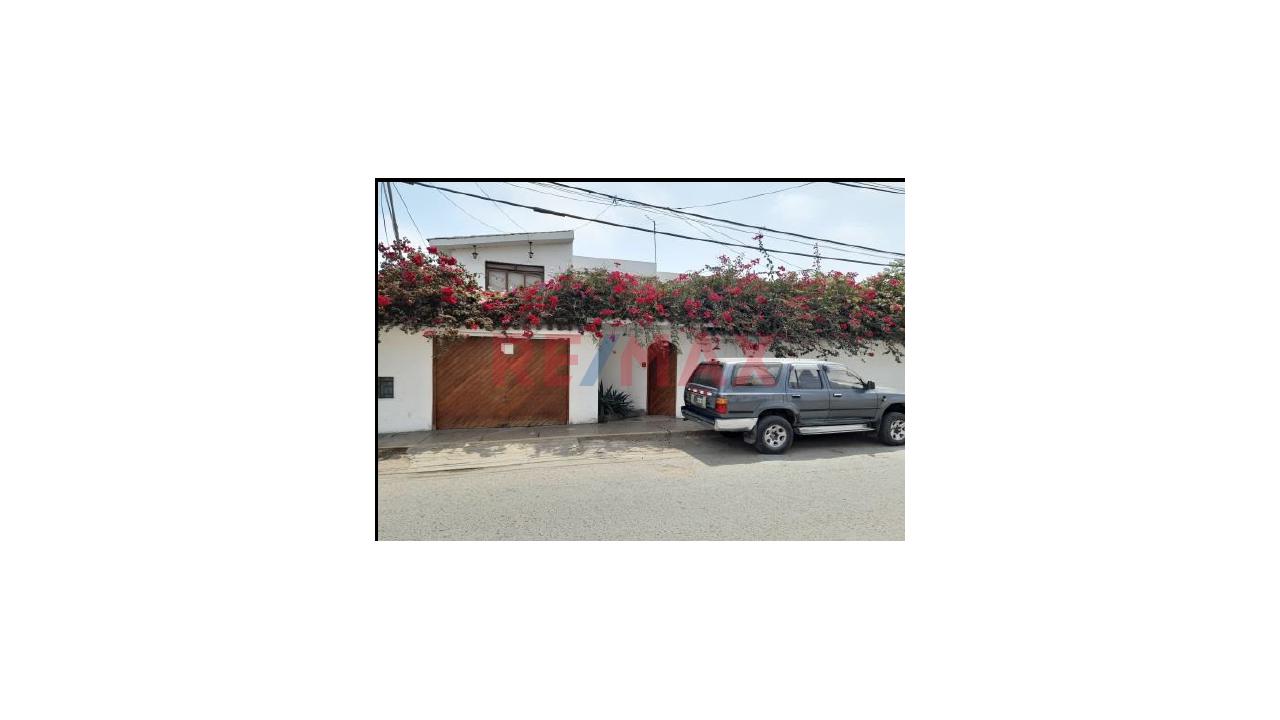 Hermosa Casa De 2 Pisos Con Amplio Jardín En El Cercado De Mala – ¡Excelente Ubicación!