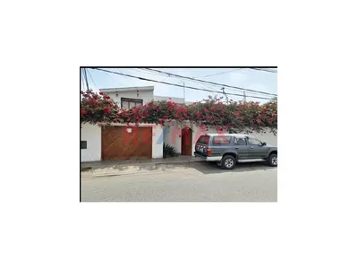 Hermosa Casa De 2 Pisos Con Amplio Jardín En El Cercado De Mala – ¡Excelente Ubicación!