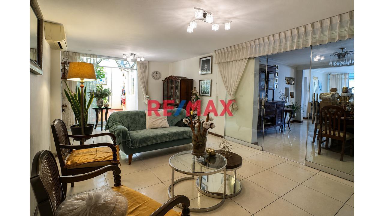 Vive Con La Comodidad De Una Casa: Amplio Departamento En Primer Piso Con Terraza, Patio Y Cochera Frente A Parque!!!