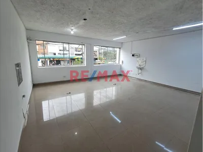 Se Alquila! Oficina En 2Do Piso En El Ovalo Gutierrez - Miraflores