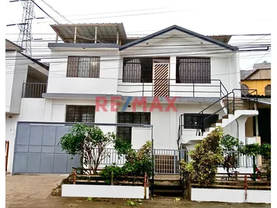 Vendo A Precio De Ocasión: Casa Multifamiliar De 300 M² Con 3 Departamentos Independientes