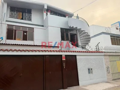 Casa De 3 Pisos Con Mini Departamento