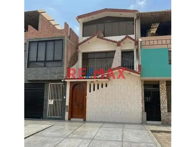 Oportunidad De Inversión En Chiclayo! Casa Familiar De 3 Pisos + Azotea Frente A Parque