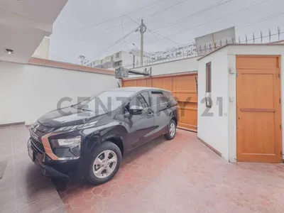 Venta de Casa en Santiago de Surco - Lima 8 Dormitorios