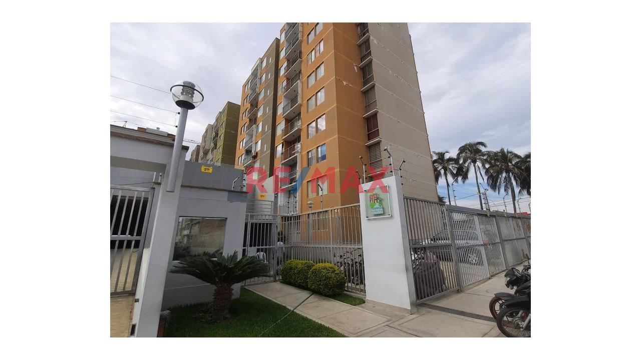 Venta De Departamento En Cond. Alameda Santa Ana Con Estacionamiento