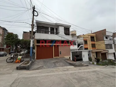 Casa De 3 Pisos 385 M² De Área Construida, 8 Habitaciones 4 Baños Como Acciones Y Derechos