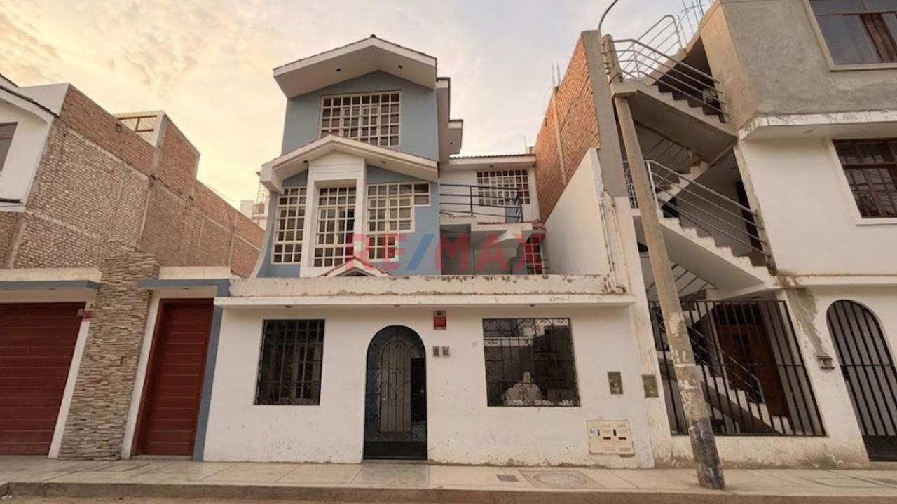 Casa 3 Pisos En Venta Urb El Amauta Chiclayo