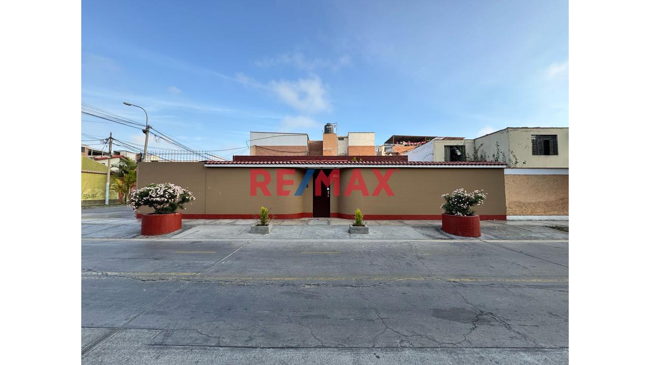 ¡Amplia Casa En Esquina En Venta En San Miguel!