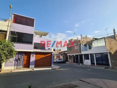 Casa En Esquina Frente A Parque – Urb. Las Casuarinas V Etapa