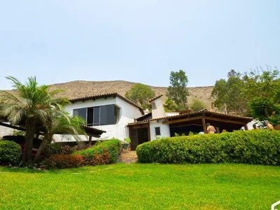 Casa en venta · Calle el Golf N 4, Ate · 1350 m², 7 dorm.