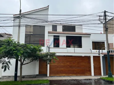 Vive Frente A Parque En Surco | Amplia Casa De 3 Pisos Con 2 Cocheras, Terraza Y Family Room