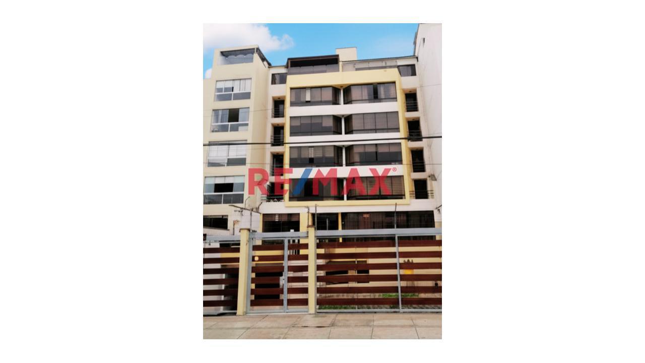 Venta Amplio Departamento En  Chama, Surco - Primer Piso