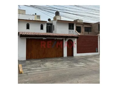 Casa en venta · C. Clemente X 143, Santiago de Surco · 198 m², 4 dorm.