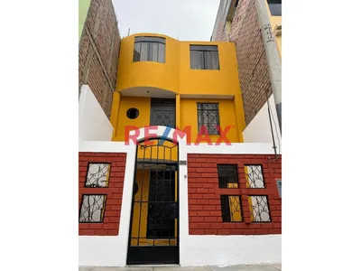 Venta De Casa De 3 Pisos Mas Aires En Urb. Juan Pablo Ii - Callao