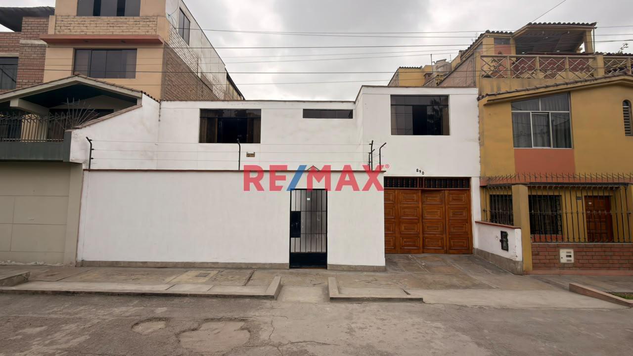 Casa Frente A Parque Con Terreno De 227.70 M² En El Arenal, San Juan De Miraflores
