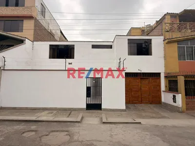 Casa Frente A Parque Con Terreno De 227.70 M² En El Arenal, San Juan De Miraflores