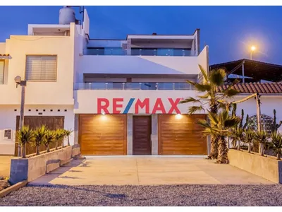 Venta De Departamento Con Piscina Frente A Playa El Reves En Punta Negra