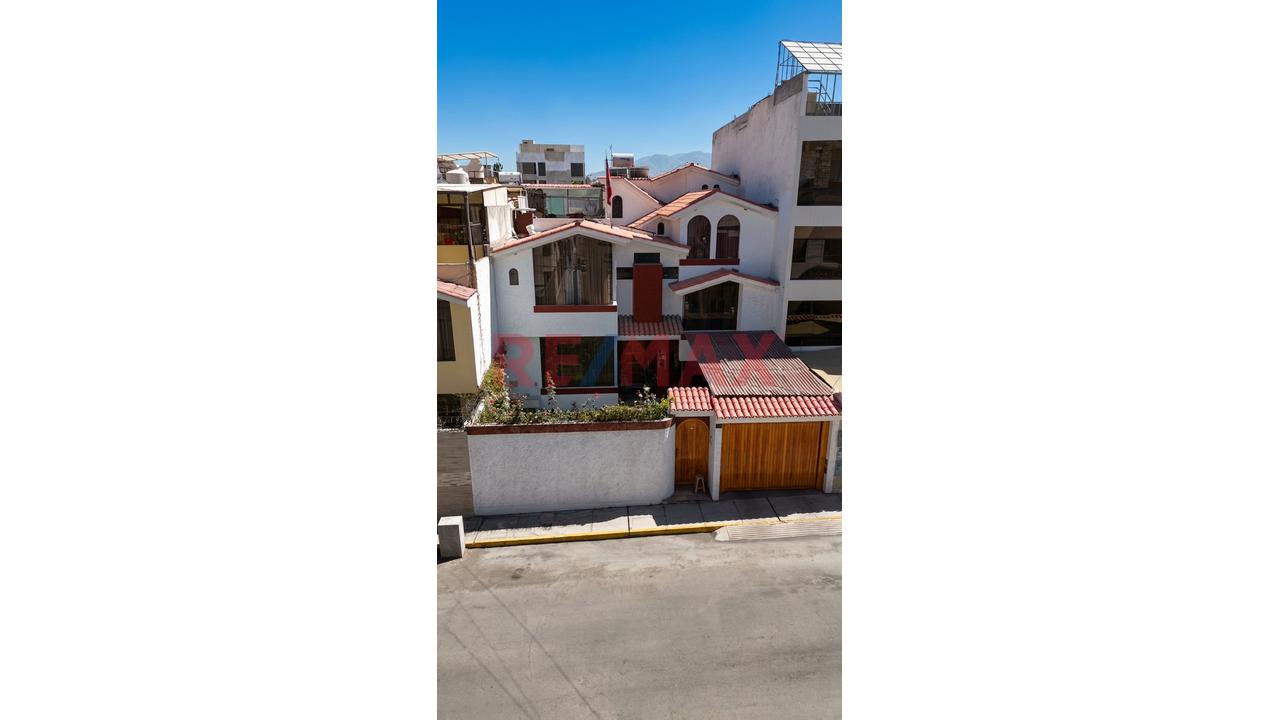 Exclusiva Casa Urbana De 3 Pisos De 276 M² En Urb. Las Orquídeas - Arequipa