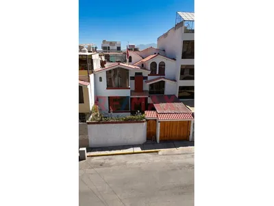 Exclusiva Casa Urbana De 3 Pisos De 276 M² En Urb. Las Orquídeas - Arequipa