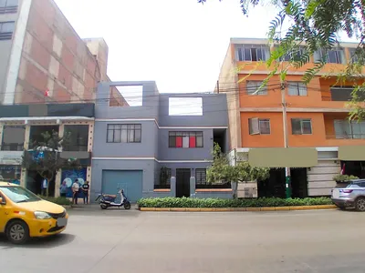 Oportunidad de Inversión Se vende casa como Local Comercial Av. Arenales cdra 20
